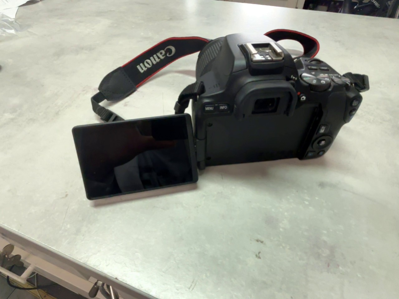 Canon EOS 250D mit EF-S 18-55mm III, Schwarz, Digitale Spiegelreflexkamera, inkl. 1x Akku, ohne Ladegerät, gebrauchter Zustand | Zustand: Gut – Bild 4