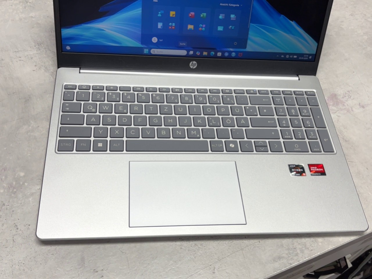 HP Laptop 15-fc0910ng, Natursilber, 15,6 Zoll FHD, AMD Ryzen 5 7520U, 16GB RAM, 512GB SSD, Windows 11 Home, Radeon 610M Grafik | Zustand: Sehr Gut – Bild 2