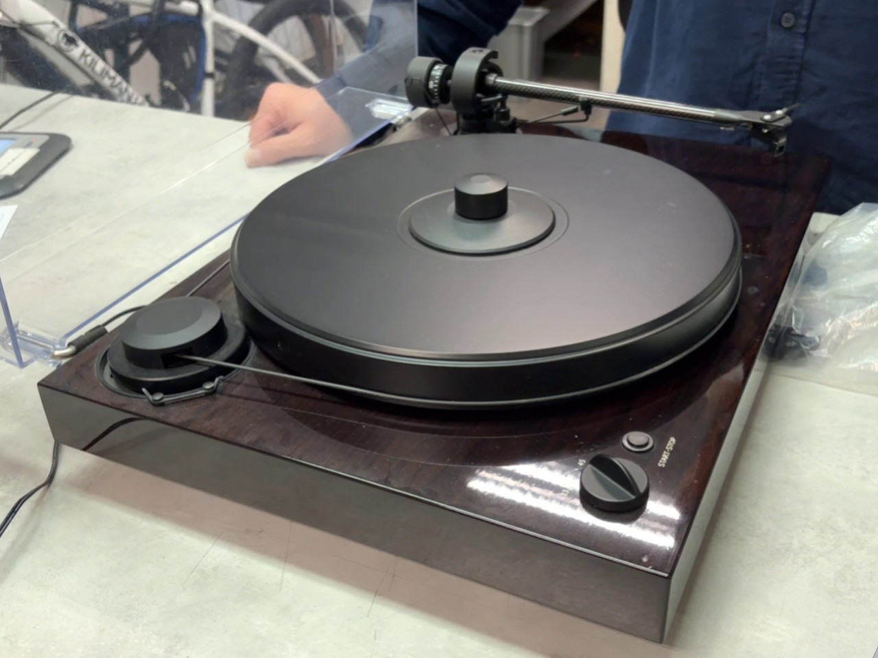 Pro-Ject 2Xperience Comfort Plattenspieler, Audiophiler Plattenspieler mit Carbon-Tonarm, elektronischer Geschwindigkeitswahl und Netzteil. | Zustand: Sehr Gut – Bild 2