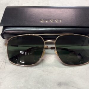 Gucci Sonnenbrille , Elegante Herren-Sonnenbrille im Aviator-Stil mit grünem Web-Detail an den Bügeln, inkl. Etui. | Zustand: Sehr Gut