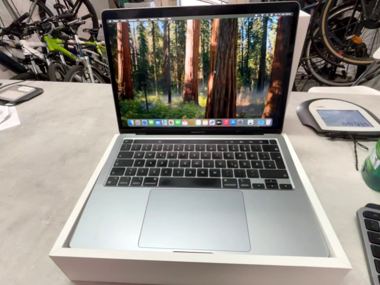 Apple MacBook Pro 13" M1 2020 Silber, 8GB RAM, Apple M1 Chip, macOS Sequoia, inkl. Originalverpackung display hat eine sprung | Zustand: Gut – Bild 2