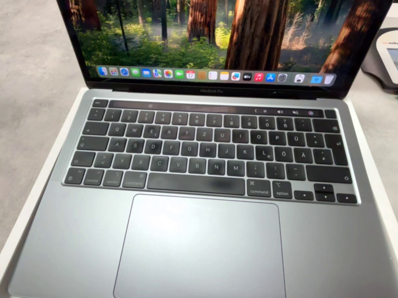 Apple MacBook Pro 13" M1 2020 Silber, 8GB RAM, Apple M1 Chip, macOS Sequoia, inkl. Originalverpackung display hat eine sprung | Zustand: Gut – Bild 3
