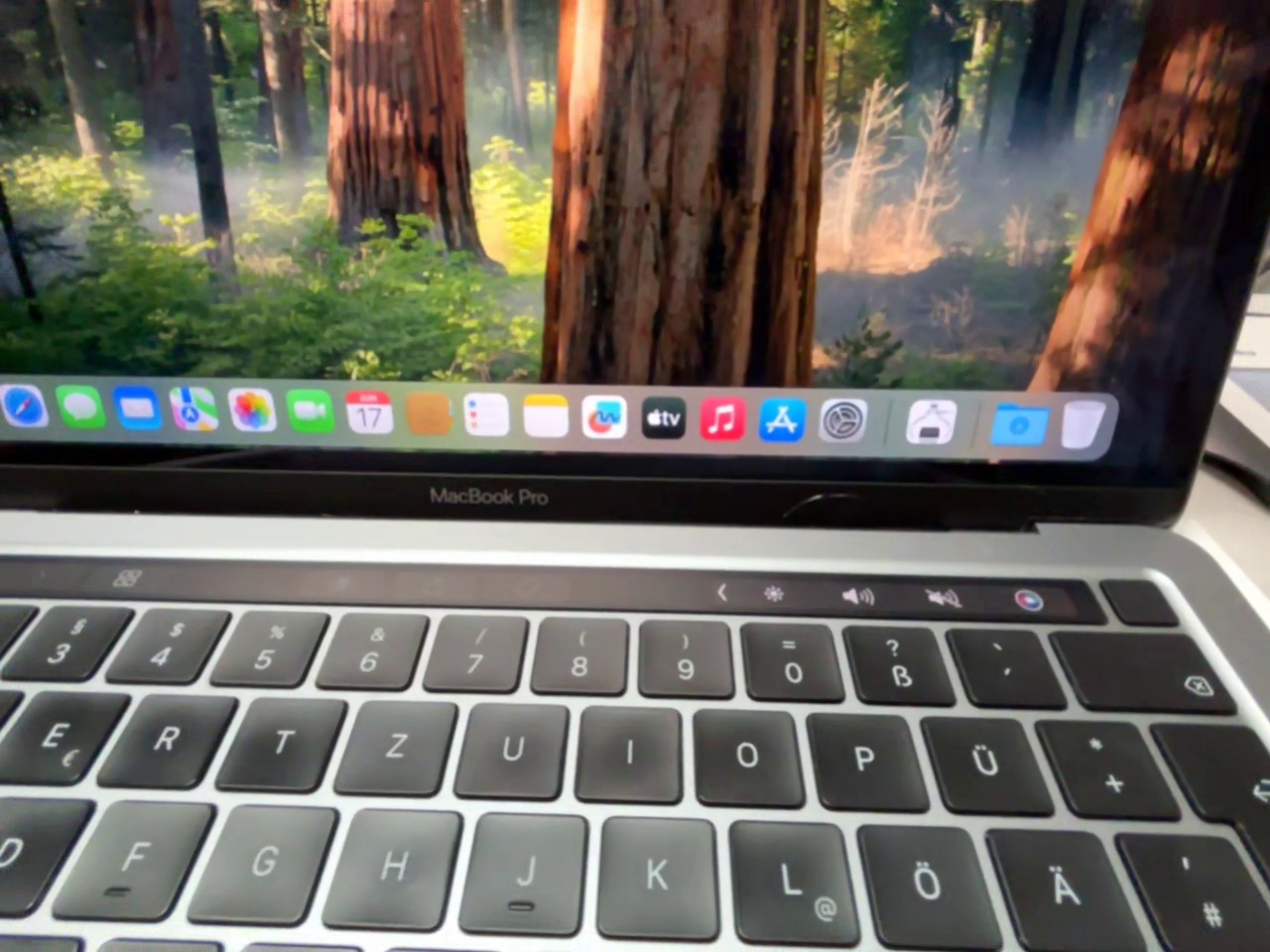 Apple MacBook Pro 13" M1 2020 Silber, 8GB RAM, Apple M1 Chip, macOS Sequoia, inkl. Originalverpackung display hat eine sprung | Zustand: Gut – Bild 4