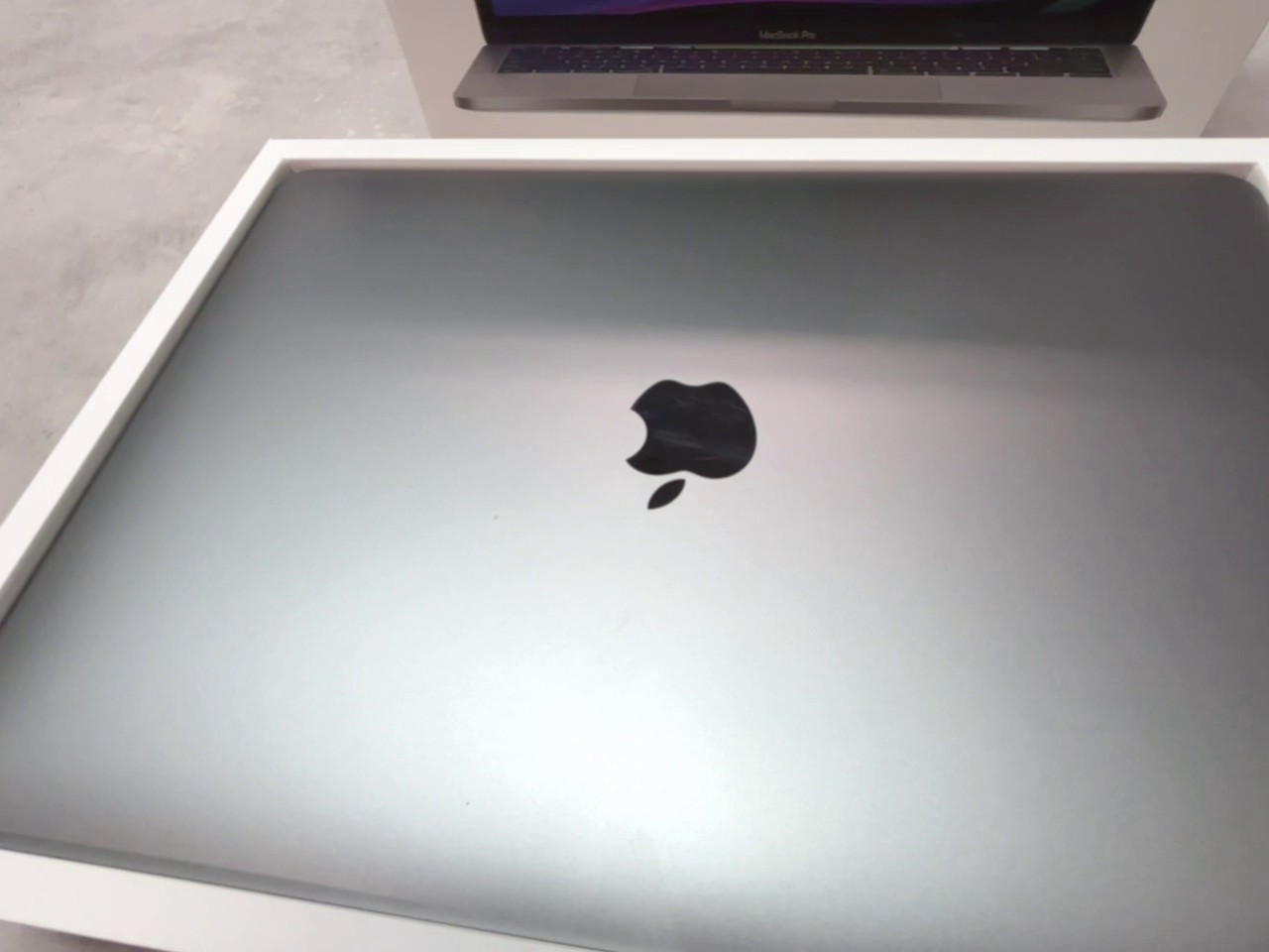 Apple MacBook Pro 13" M1 2020 Silber, 8GB RAM, Apple M1 Chip, macOS Sequoia, inkl. Originalverpackung display hat eine sprung | Zustand: Gut – Bild 5
