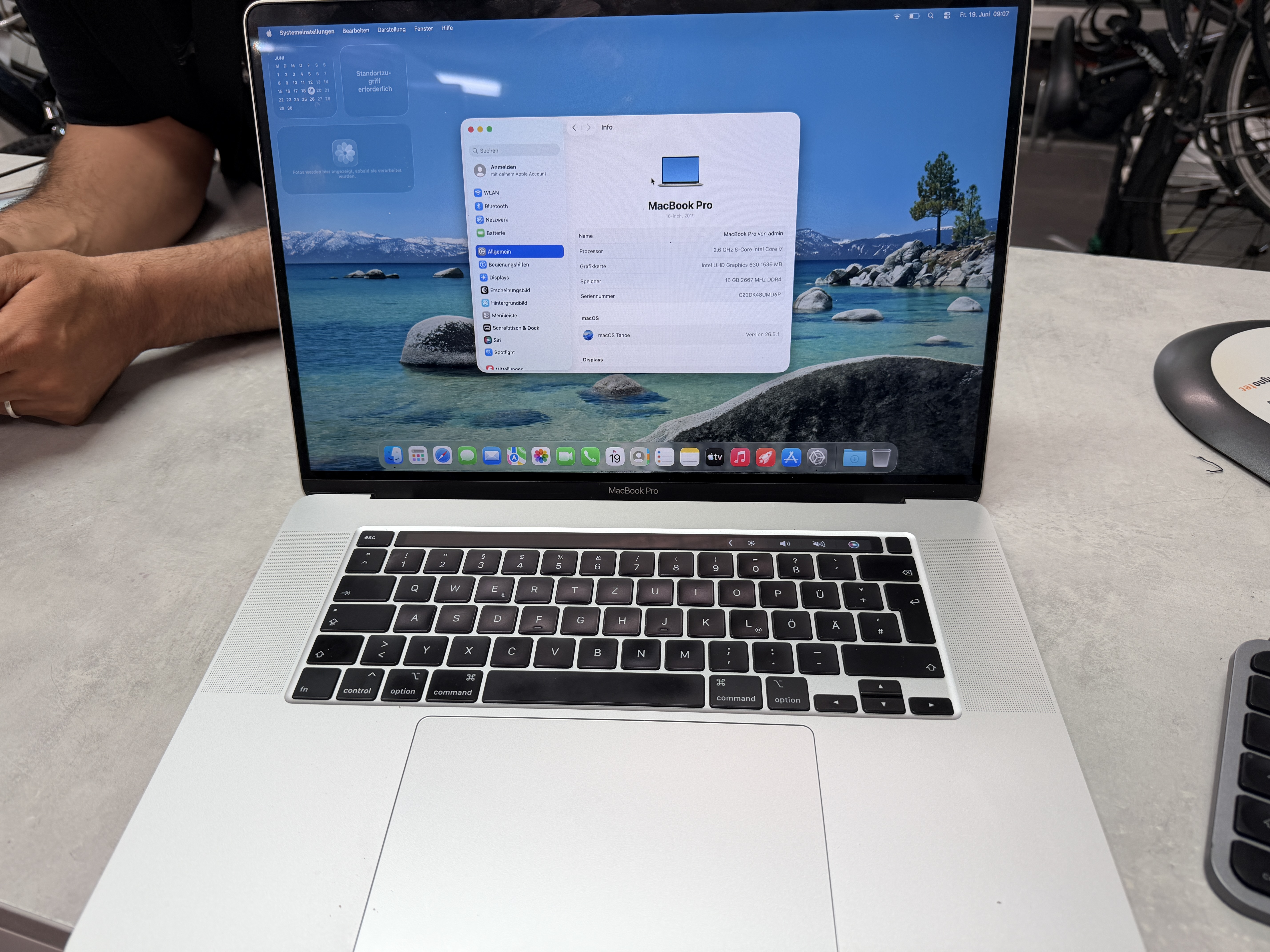 Apple MacBook Pro 16" 2019 Silber, Intel Core i7 2,6 GHz, 16 GB RAM, 500 GB SSD, 1200 Ladezyklen, guter Batteriezustand | Zustand: Gut – Bild 2