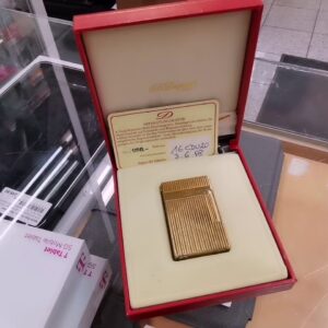 S.T. Dupont Feuerzeug Goldfarben, Klassisches Gasfeuerzeug mit vertikaler Linienstruktur, inklusive OVP und Zertifikat. | Zustand: Gut
