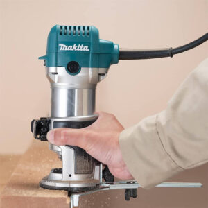 Makita RT0702C Multifunktionsfräse, 710 W, 10.000-34.000 U | min, für 6 | 8 mm Spannzangen, elektronische Drehzahlregelung, Soft-Start. | Zustand: Neu