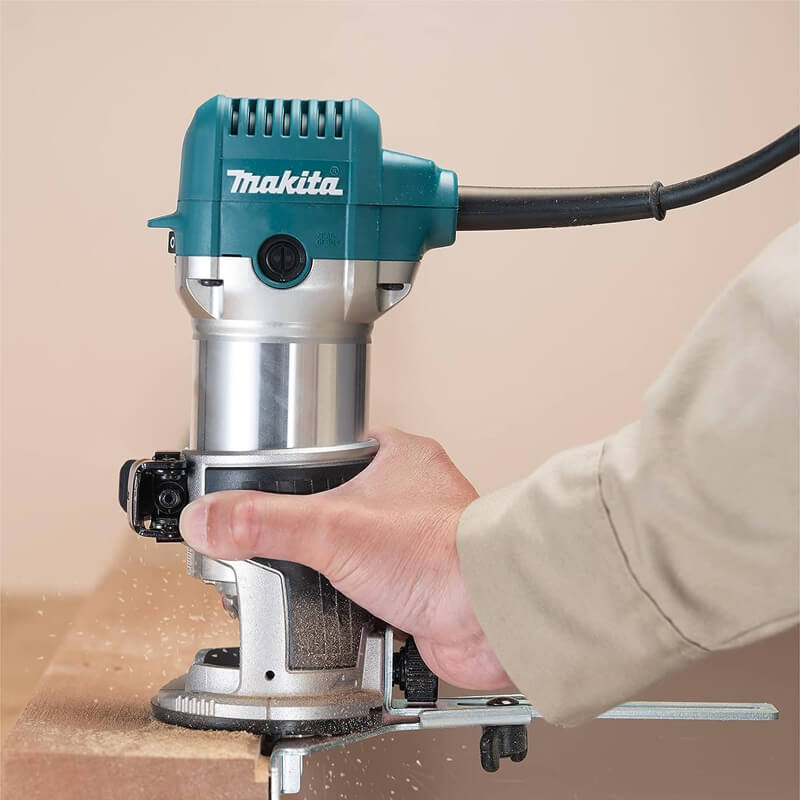 Makita RT0702C Multifunktionsfräse, 710 W, 10.000-34.000 U | min, für 6 | 8 mm Spannzangen, elektronische Drehzahlregelung, Soft-Start. | Zustand: Neu