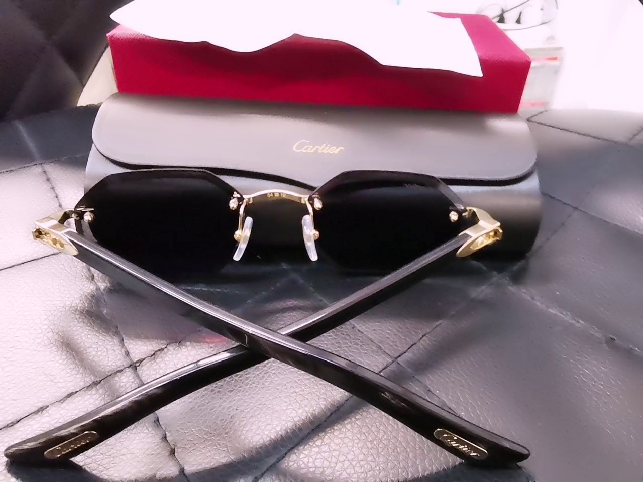 Cartier CT0439S 001 Sonnenbrille Gold/Schwarz, Original Cartier Sonnenbrille, randloses Modell mit C-Dekor, inkl. OVP und Originalrechnung. | Zustand: Neu – Bild 3
