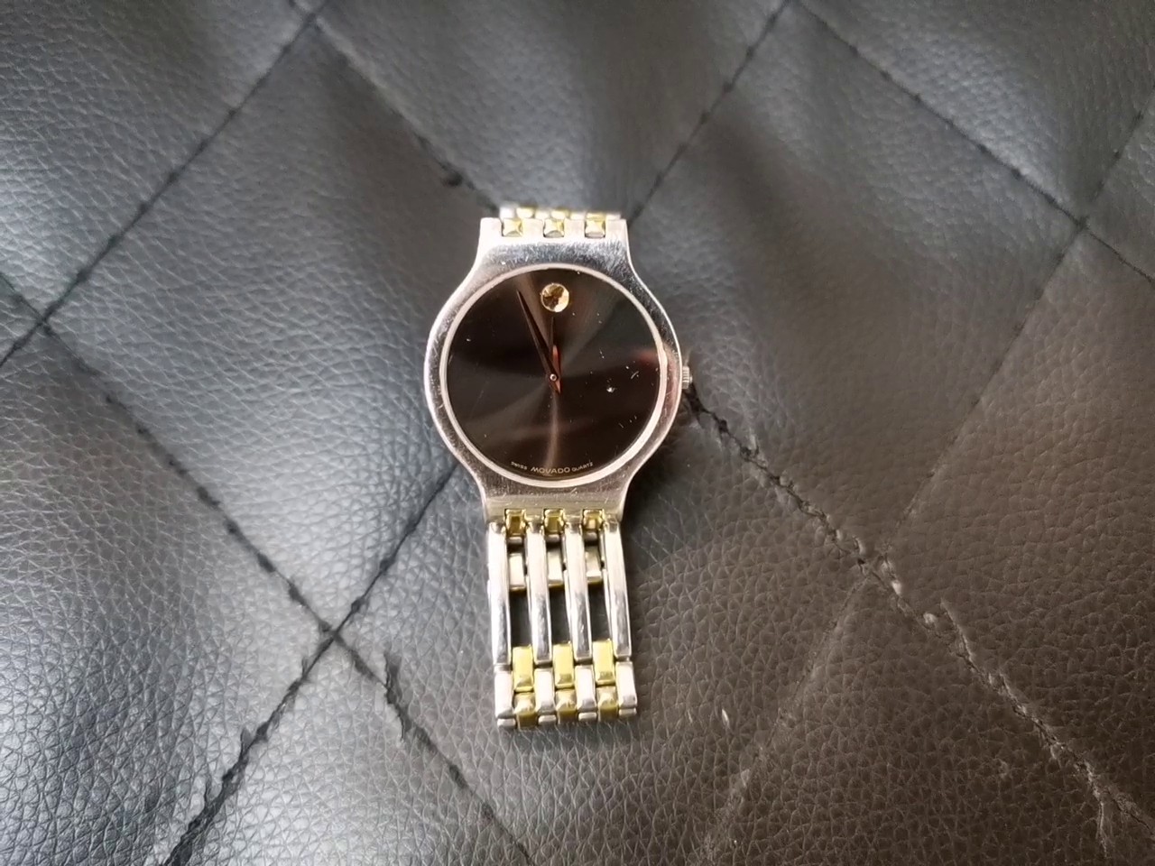 Movado Museum Uhr Zweifarbig Quarz, Klassische Armbanduhr mit schwarzem Zifferblatt, EdelstahLadegerätehäuse und zweifarbigem Armband. | Zustand: In Ordnung