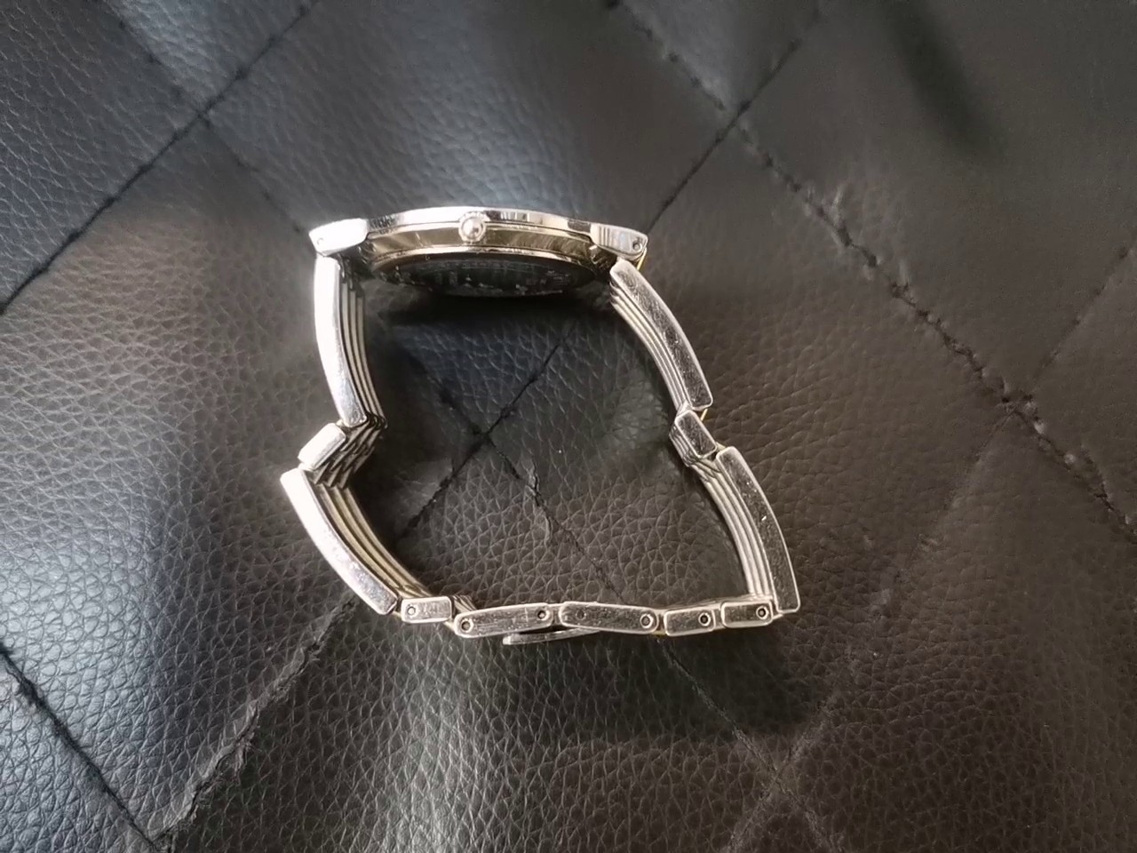 Movado Museum Uhr Zweifarbig Quarz, Klassische Armbanduhr mit schwarzem Zifferblatt, EdelstahLadegerätehäuse und zweifarbigem Armband. | Zustand: In Ordnung – Bild 2