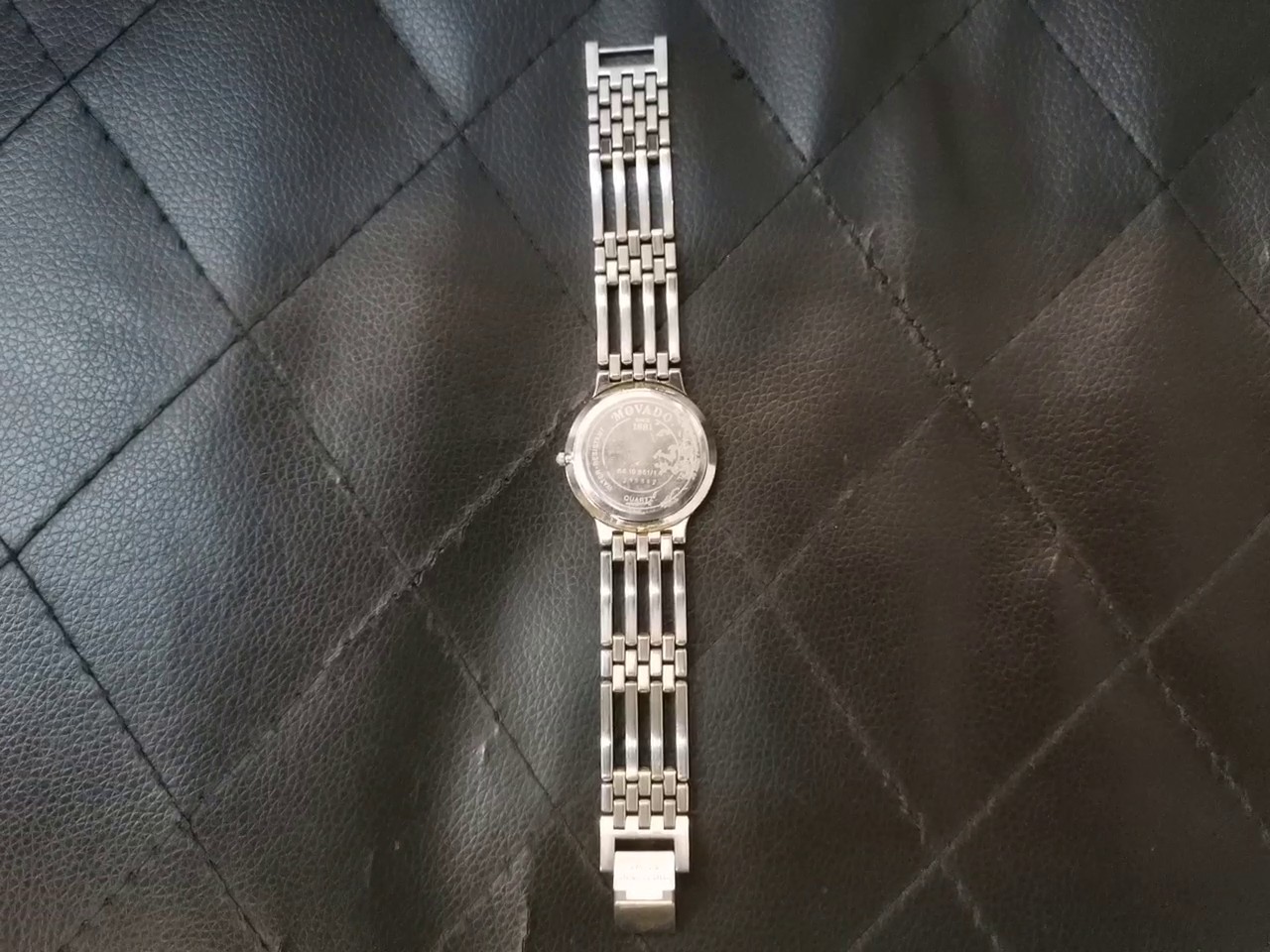 Movado Museum Uhr Zweifarbig Quarz, Klassische Armbanduhr mit schwarzem Zifferblatt, EdelstahLadegerätehäuse und zweifarbigem Armband. | Zustand: In Ordnung – Bild 3