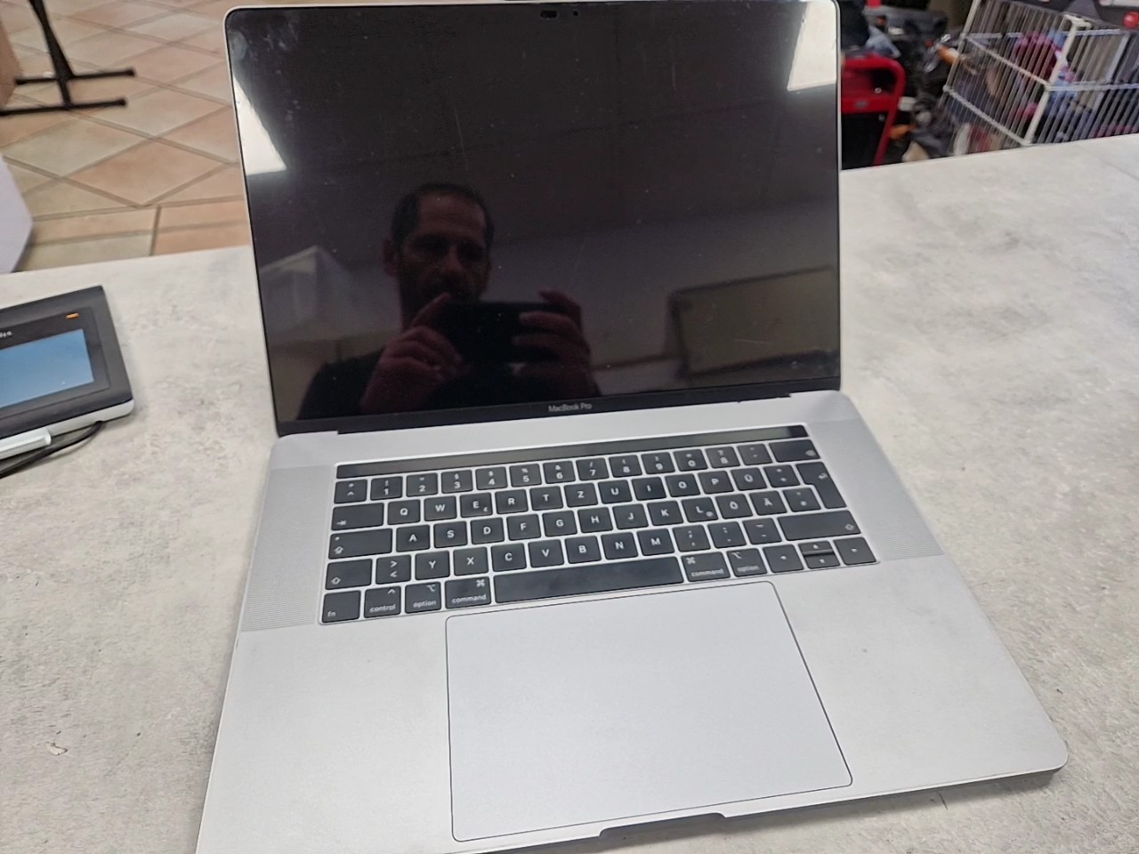 Apple MacBook Pro 15" 2019 Space Gray, i7 2,9GHz, 16GB RAM, 256GB SSD, Radeon Pro 555X, 319 Ladezyklen | Zustand: Gut – Bild 2