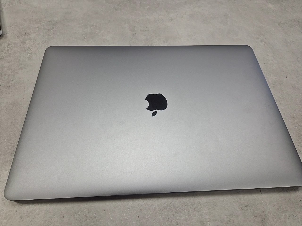 Apple MacBook Pro 15" 2019 Space Gray, i7 2,9GHz, 16GB RAM, 256GB SSD, Radeon Pro 555X, 319 Ladezyklen | Zustand: Gut – Bild 3