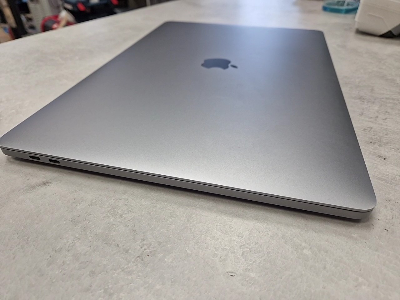 Apple MacBook Pro 15" 2019 Space Gray, i7 2,9GHz, 16GB RAM, 256GB SSD, Radeon Pro 555X, 319 Ladezyklen | Zustand: Gut – Bild 4
