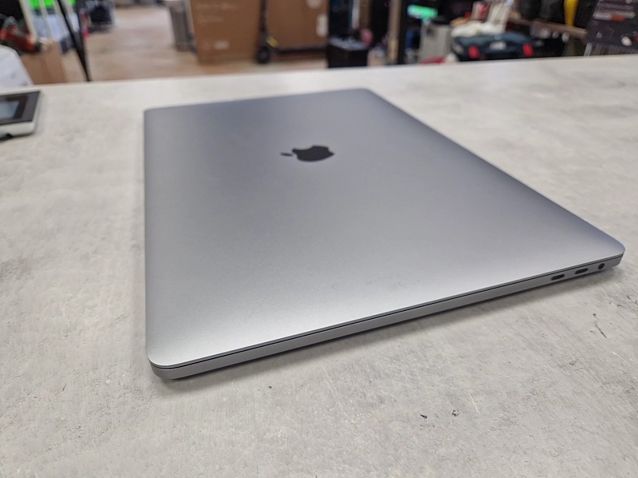 Apple MacBook Pro 15" 2019 Space Gray, i7 2,9GHz, 16GB RAM, 256GB SSD, Radeon Pro 555X, 319 Ladezyklen | Zustand: Gut – Bild 5