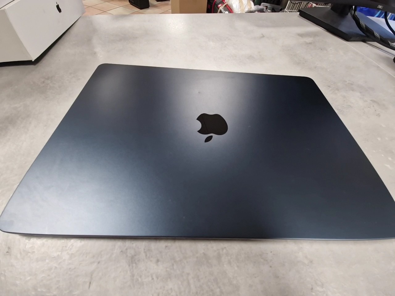 Apple MacBook Air 15" M3 2024 Midnight, 16GB RAM, 256GB SSD, DE-Tastatur, Displaybeleuchtung links schwach, siehe Bilder | Zustand: In Ordnung – Bild 4