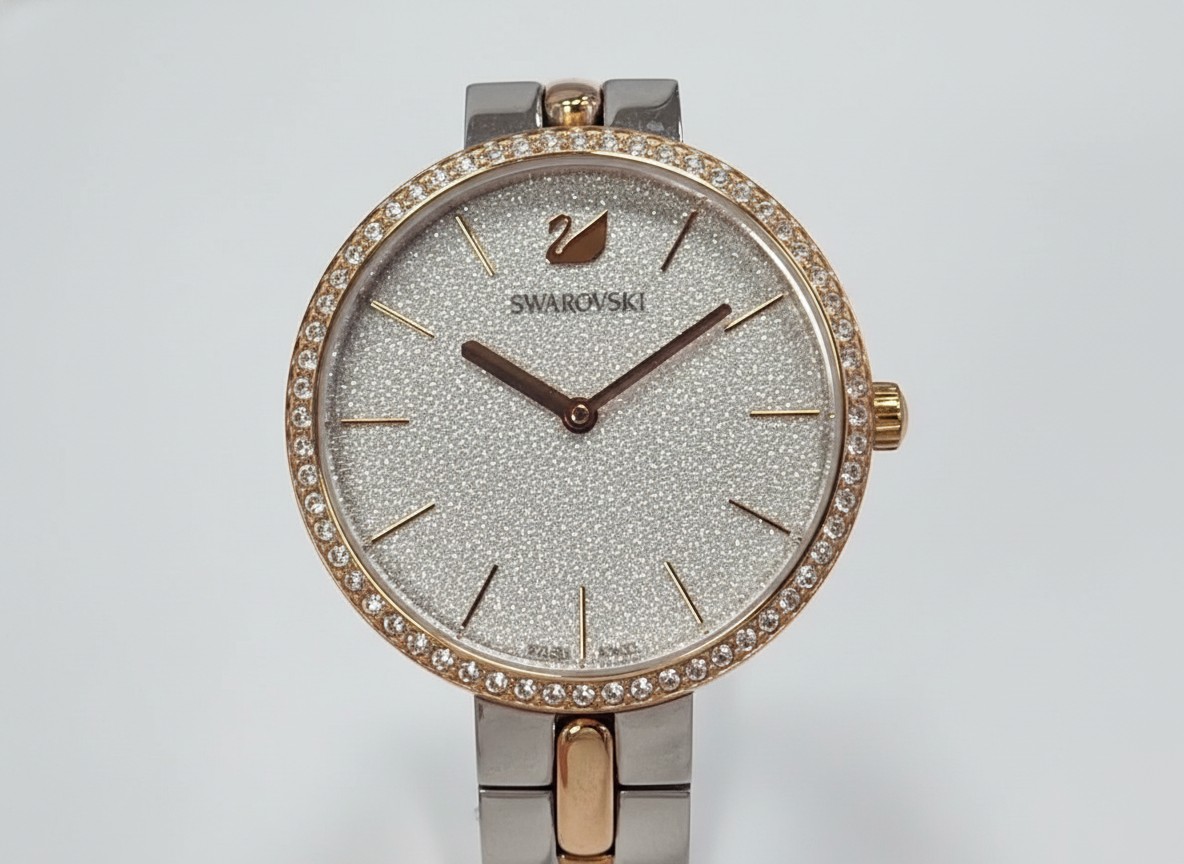 Swarovski Crystalline Damenuhr bicolor, Elegante Quarzuhr mit glitzerndem Zifferblatt, Lünette mit Kristallen, Edelstahl, Swiss Made | Zustand: Sehr Gut