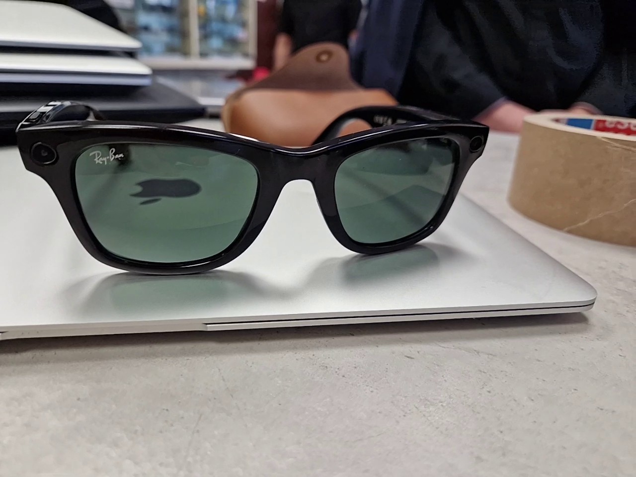 Ray-Ban Meta Wayfarer RW4006 Shiny Black, Smart Glasses mit 12MP Kamera, 32GB Speicher, Bluetooth, G-15 Gläsern, inkl. Ladeetui. | Zustand: Sehr Gut