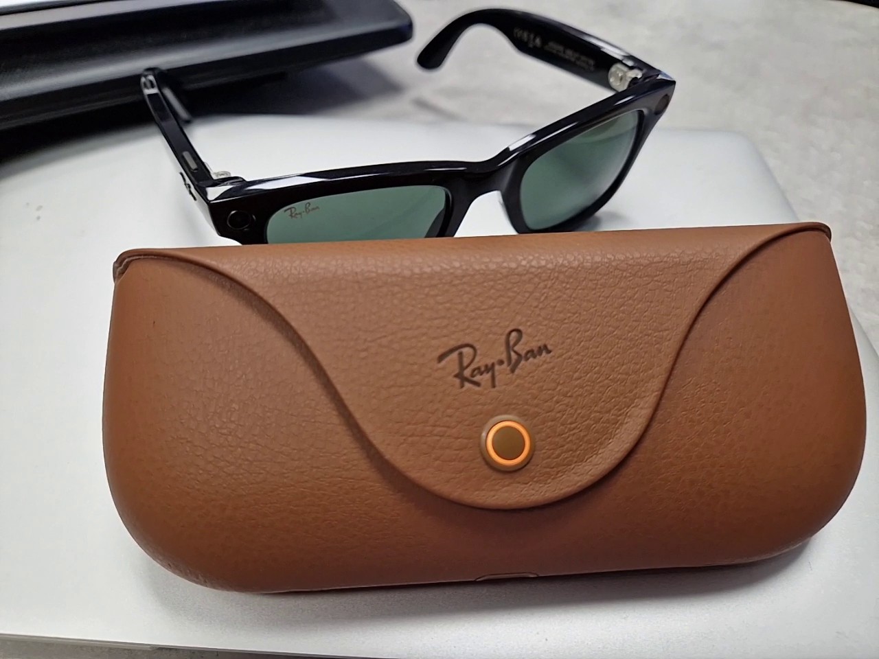 Ray-Ban Meta Wayfarer RW4006 Shiny Black, Smart Glasses mit 12MP Kamera, 32GB Speicher, Bluetooth, G-15 Gläsern, inkl. Ladeetui. | Zustand: Sehr Gut – Bild 4