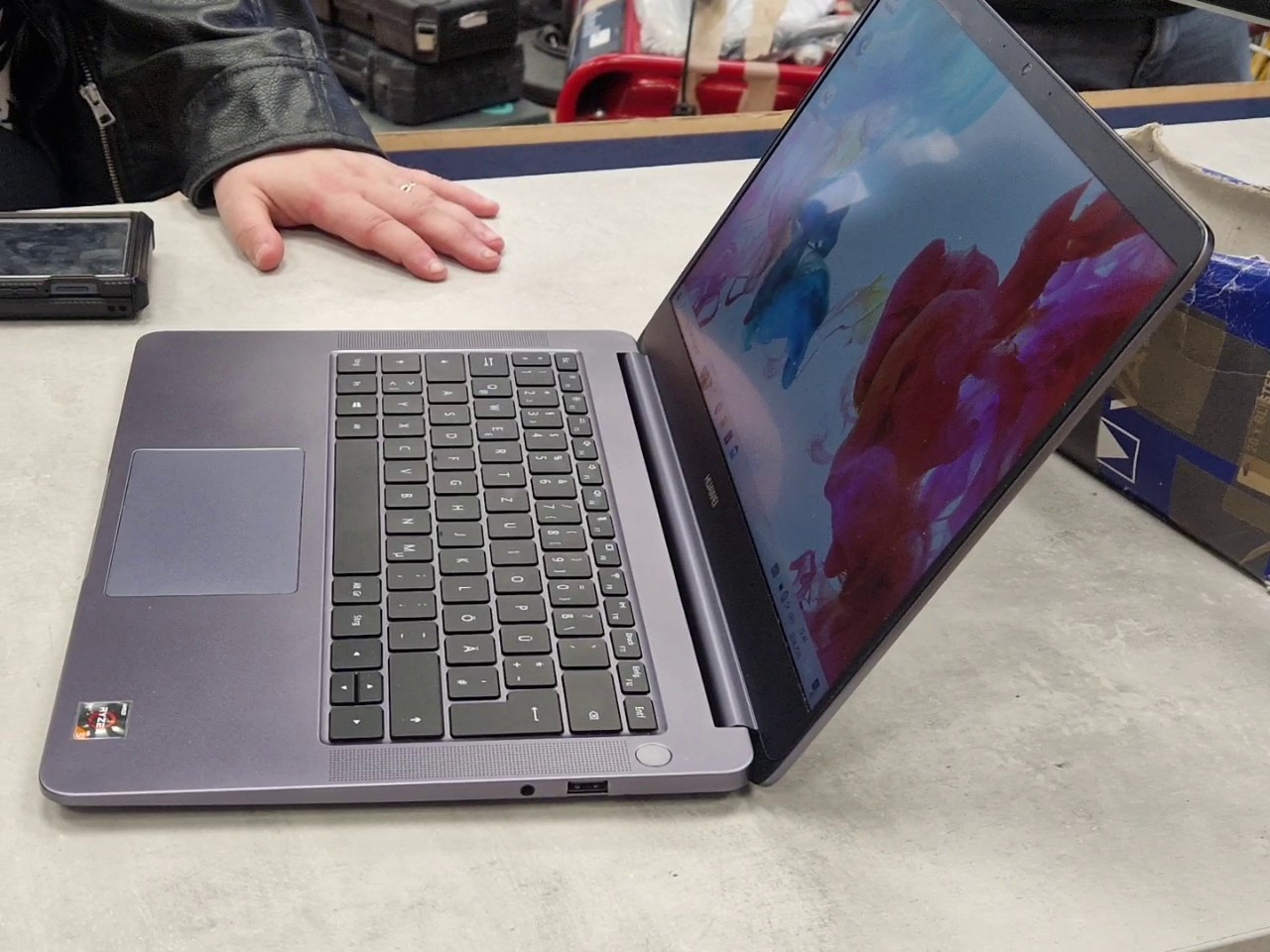 Huawei MateBook D 14 (2018), Mystic Silver, AMD Ryzen 5 2500U, 8GB RAM, Radeon Vega 8 Mobile Gfx, 14 Zoll Full HD IPS Display | Zustand: Sehr Gut – Bild 4