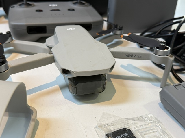 DJI Mini 2 SE Fly More Combo Grau, Kameradrohne mit 3-Achsen-Gimbal, 2.7K Video, inkl. Tasche, 3 Akkus und Ladegerät. | Zustand: Sehr Gut – Bild 3