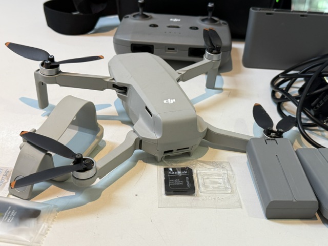 DJI Mini 2 SE Fly More Combo Grau, Kameradrohne mit 3-Achsen-Gimbal, 2.7K Video, inkl. Tasche, 3 Akkus und Ladegerät. | Zustand: Sehr Gut – Bild 4