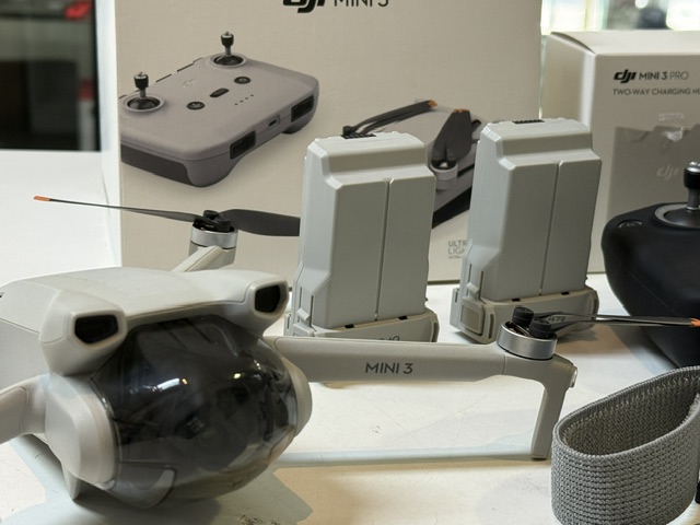 DJI Mini 3 mit RC-N1 Controller, Kameradrohne inkl. Originalverpackung, RC-N1 Fernsteuerung, 2 Akkus, Ladegerät und Zubehör. | Zustand: Sehr Gut – Bild 4