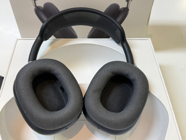 Apple AirPods Max (USB-C), Midnight, Inklusive Originalverpackung, leichte Kratzer am Gehäuse vorhanden. | Zustand: In Ordnung – Bild 3