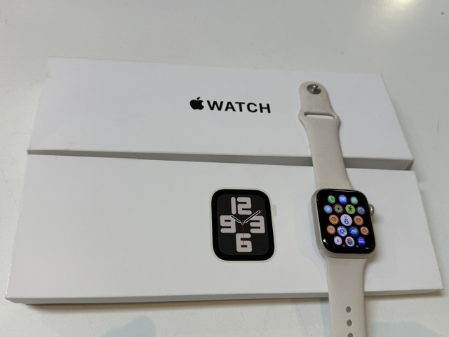 Apple Watch SE (2. Gen) 40mm Polarstern, GPS, Aluminiumgehäuse, inkl. Verpackung, Batteriezustand 100%, hat viel Kratzer | Zustand: Schlecht – Bild 2