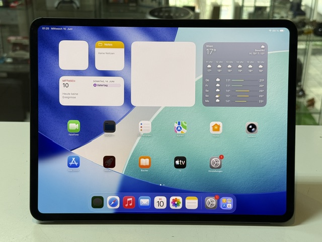 Apple iPad Pro 13 (M4, 2024) Wi-Fi, 256 GB, Space Schwarz, inkl. Apple Smart Folio, Batteriezustand 91%, Dellen am Gehäuserand, Auf dem Display gibts keine Kratzer | Zustand: Gut – Bild 2