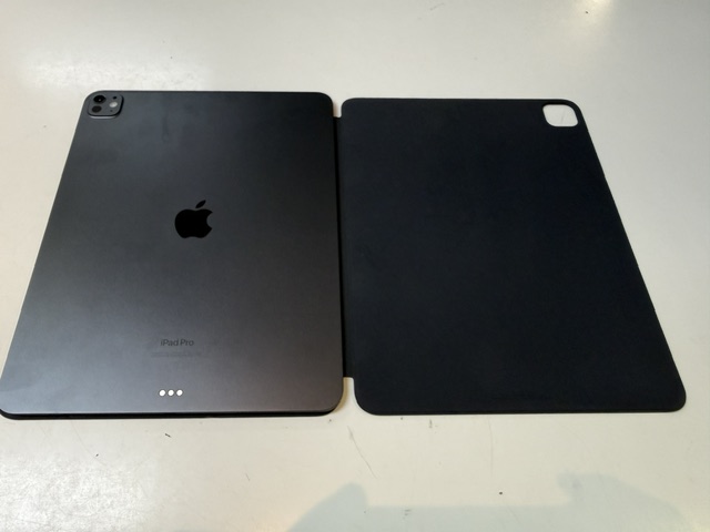 Apple iPad Pro 13 (M4, 2024) Wi-Fi, 256 GB, Space Schwarz, inkl. Apple Smart Folio, Batteriezustand 91%, Dellen am Gehäuserand, Auf dem Display gibts keine Kratzer | Zustand: Gut – Bild 3