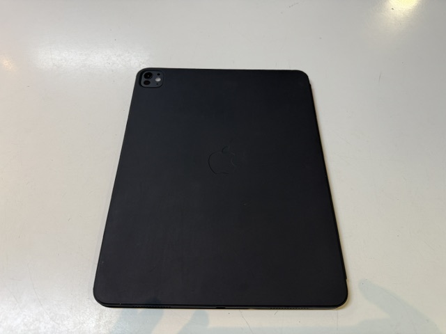 Apple iPad Pro 13 (M4, 2024) Wi-Fi, 256 GB, Space Schwarz, inkl. Apple Smart Folio, Batteriezustand 91%, Dellen am Gehäuserand, Auf dem Display gibts keine Kratzer | Zustand: Gut – Bild 4