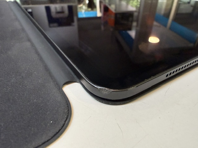 Apple iPad Pro 13 (M4, 2024) Wi-Fi, 256 GB, Space Schwarz, inkl. Apple Smart Folio, Batteriezustand 91%, Dellen am Gehäuserand, Auf dem Display gibts keine Kratzer | Zustand: Gut – Bild 5