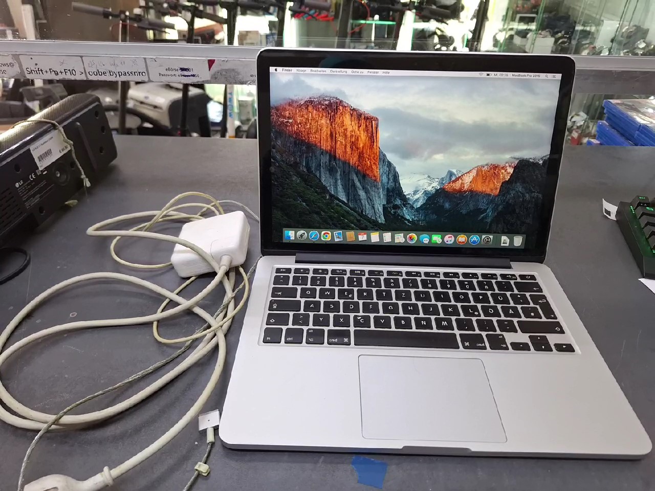 Apple MacBook Pro 13" 2015 i5 8/128GB DE, Retina, Intel Iris 6100, DE-Tastatur, 305 Zyklen, mit Ladegerät, C-Taste beschädigt, Displayspuren | Zustand: In Ordnung – Bild 2