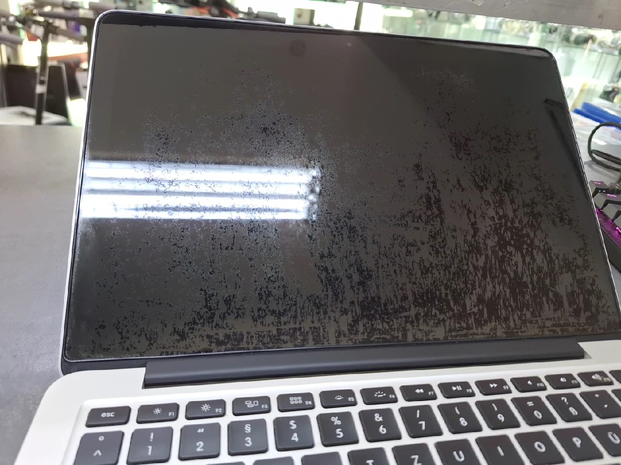 Apple MacBook Pro 13" 2015 i5 8/128GB DE, Retina, Intel Iris 6100, DE-Tastatur, 305 Zyklen, mit Ladegerät, C-Taste beschädigt, Displayspuren | Zustand: In Ordnung – Bild 3
