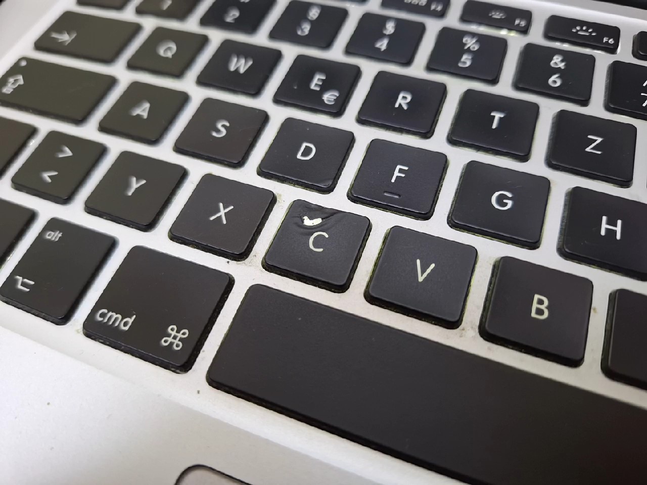 Apple MacBook Pro 13" 2015 i5 8/128GB DE, Retina, Intel Iris 6100, DE-Tastatur, 305 Zyklen, mit Ladegerät, C-Taste beschädigt, Displayspuren | Zustand: In Ordnung – Bild 4
