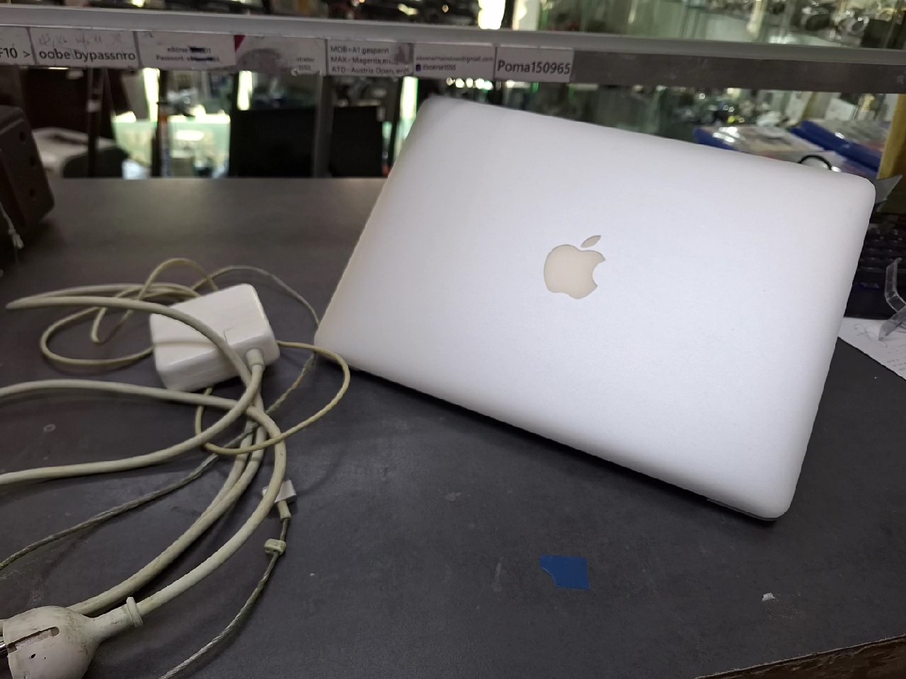 Apple MacBook Pro 13" 2015 i5 8/128GB DE, Retina, Intel Iris 6100, DE-Tastatur, 305 Zyklen, mit Ladegerät, C-Taste beschädigt, Displayspuren | Zustand: In Ordnung – Bild 5