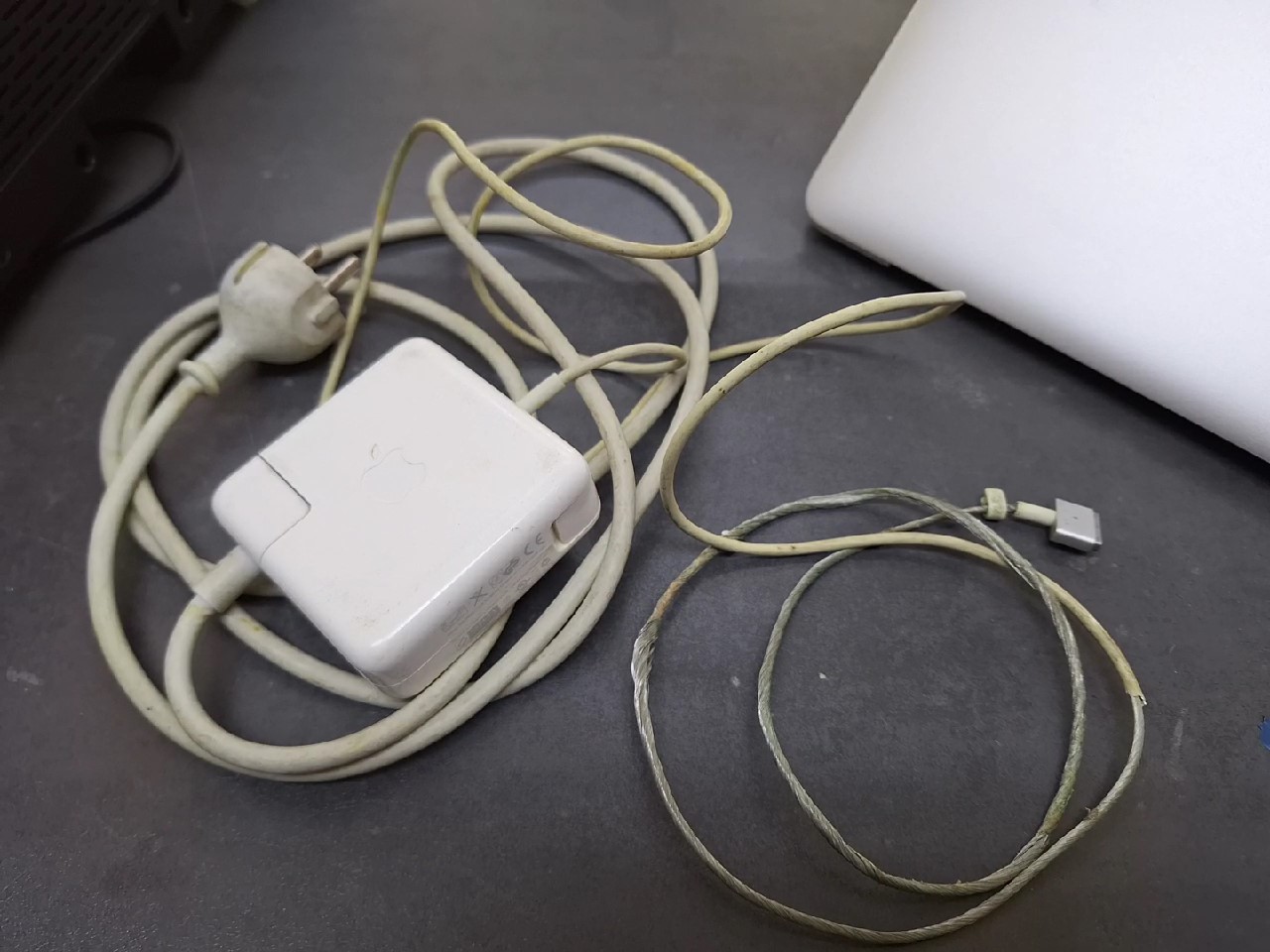 Apple MacBook Pro 13" 2015 i5 8/128GB DE, Retina, Intel Iris 6100, DE-Tastatur, 305 Zyklen, mit Ladegerät, C-Taste beschädigt, Displayspuren | Zustand: In Ordnung – Bild 6