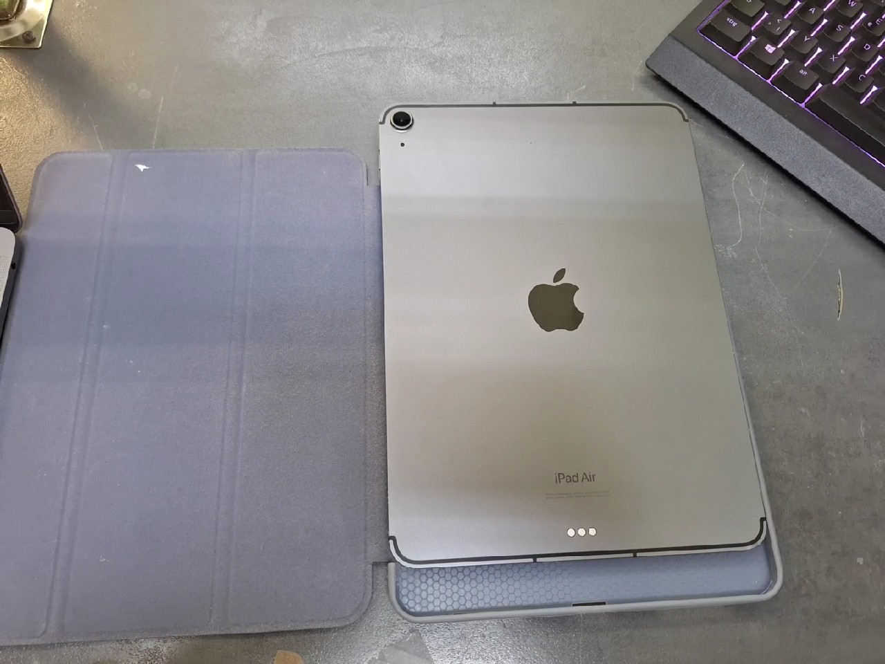 Apple iPad Air 5. Gen 2022 Space Gray, 64 GB, Wi-Fi + Cellular (5G), M1 Chip, 10,9 Zoll, SIM-Karten-Schlitten fehlt | Zustand: Gut – Bild 4