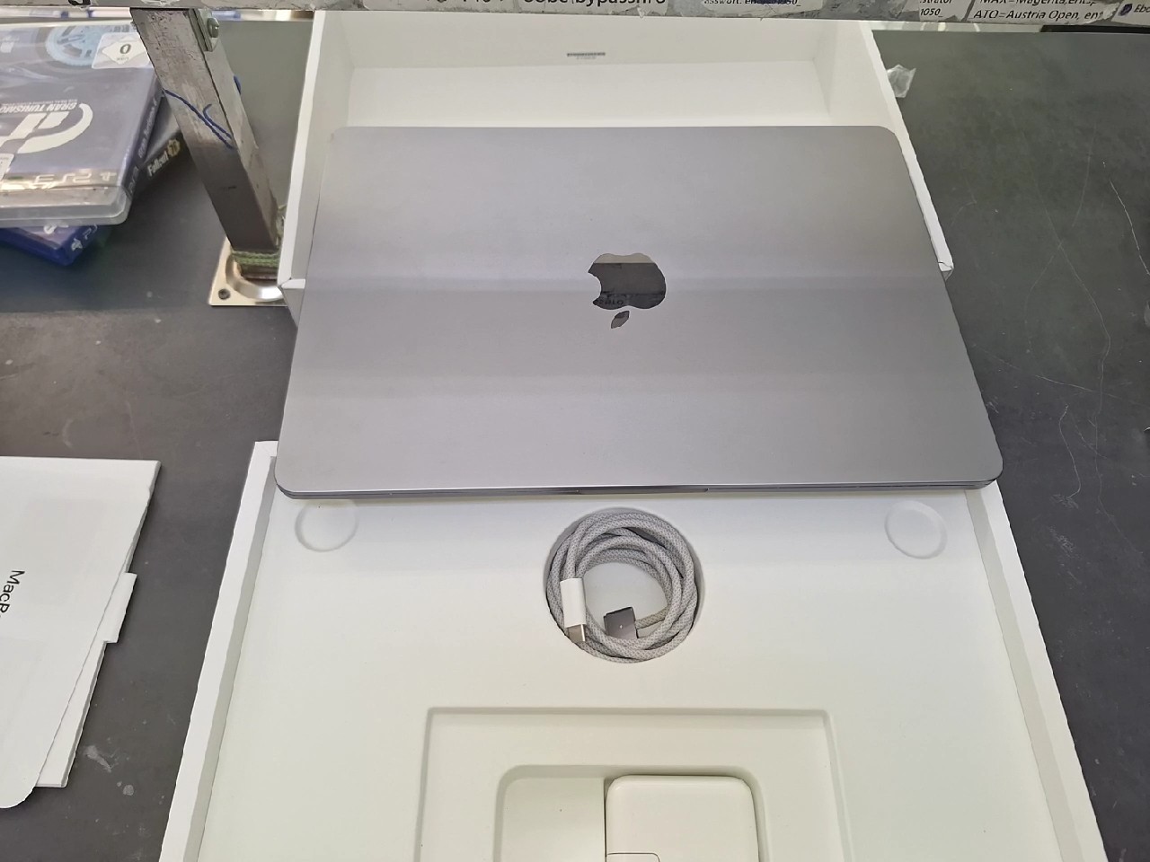 Apple MacBook Air 13" M2 2022 Space Gray, 8GB RAM, 512GB SSD, Akku 93%, 186 Zyklen, OVP, gebrauchsspuren, Alle Tasten funktionieren, einige benötigen Reinigung. Kaufdatum 05.06.2024 | Zustand: Gut – Bild 6