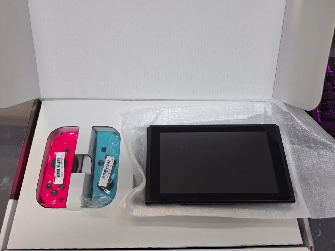 Nintendo Switch Neon-Rot/Neon-Blau OVP, Konsole inkl. Joy-Con, Netzteil, HDMI-Kabel, Halterung und Spiel Mario Kart 8 Deluxe | Zustand: Sehr Gut | Farbe: schwarz – Bild 2