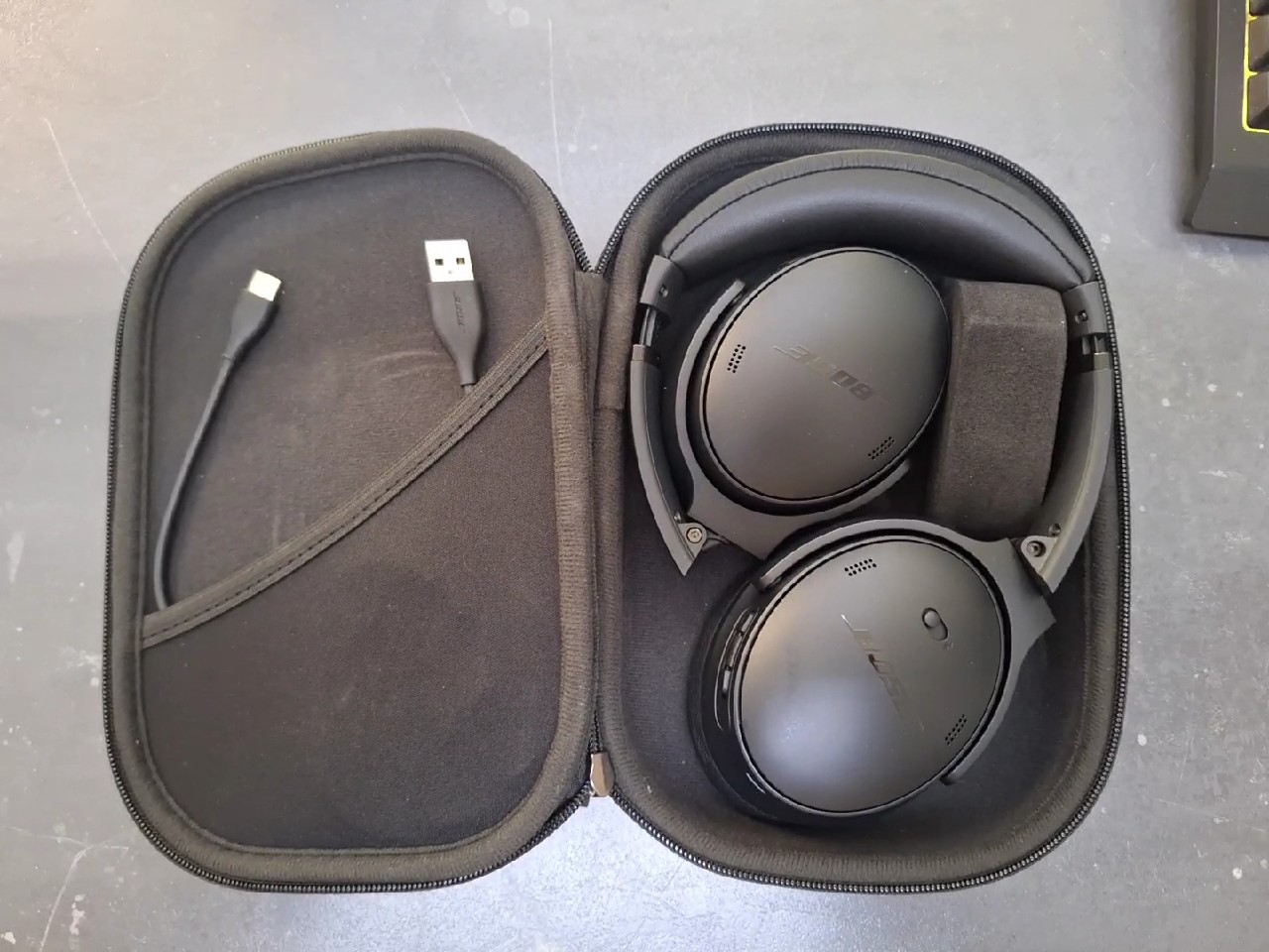 Bose QuietComfort 45 Schwarz, Over-Ear Bluetooth-Kopfhörer mit Noise Cancelling, inkl. Transportetui und Ladekabel | Zustand: Sehr Gut – Bild 4