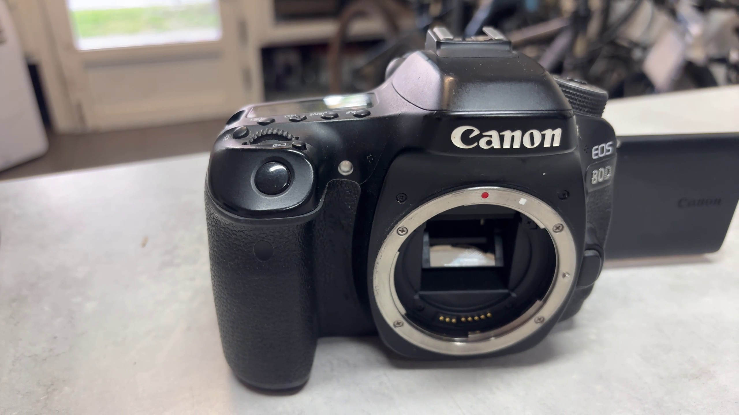 Canon EOS 80D 2016 schwarz, 24,2 MP APS-C DSLR-Kamera Gehäuse mit dreh- und schwenkbarem Touchscreen und WLAN | Zustand: Gut – Bild 2