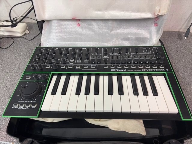 Roland AIRA SYSTEM-1 Synthesizer, PLUG-OUT Synthesizer mit ACB-Technologie, inklusive Koffer und Stromkabel. | Zustand: Gut – Bild 2