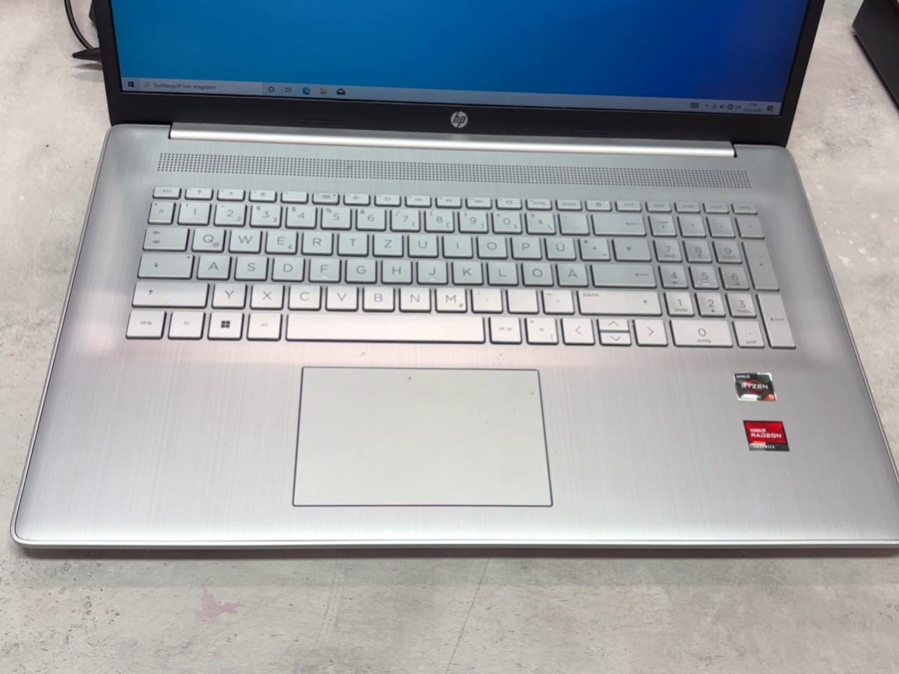 HP Laptop 17-cp2655ng, Natural Silver, AMD Ryzen 5 7520U, 16GB RAM, 512GB SSD, 17,3 Zoll Full HD, Windows, DE-Tastatur | Zustand: Gut – Bild 2