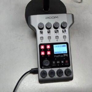 PodTrak P4, Mobiler 4-Spur-Podcast-Recorder mit 4 XLR-Mikrofoneingängen, Soundpads und Kopfhörerausgängen. | Zustand: Sehr Gut