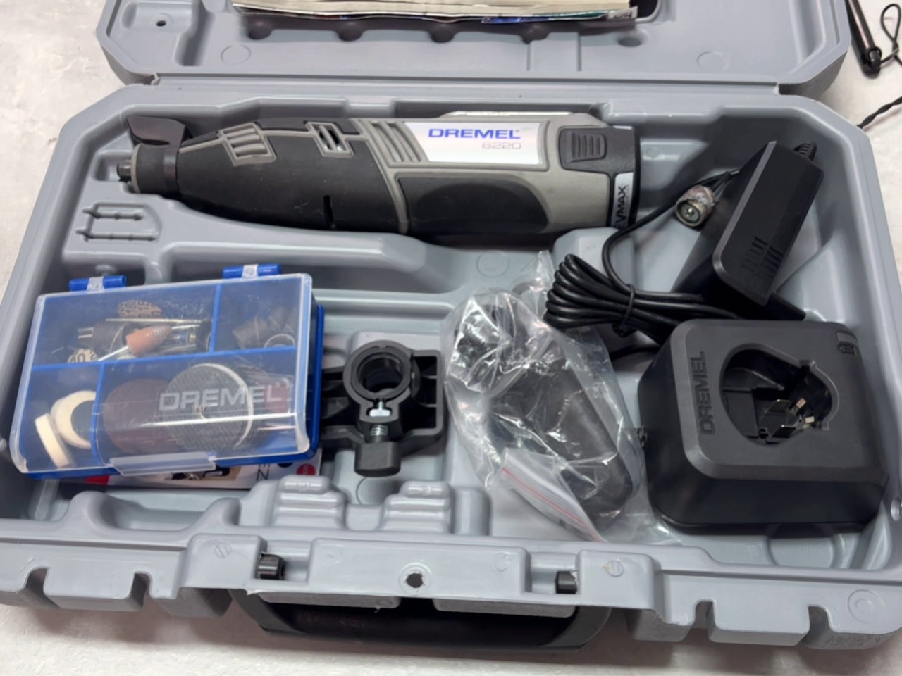 Dremel 8220 Akku-Multifunktionswerkzeug, Kabelloses 12V Rotationswerkzeug inkl. Koffer, Ladegerät und Zubehörset, Baujahr 09 | 2021. | Zustand: Gut