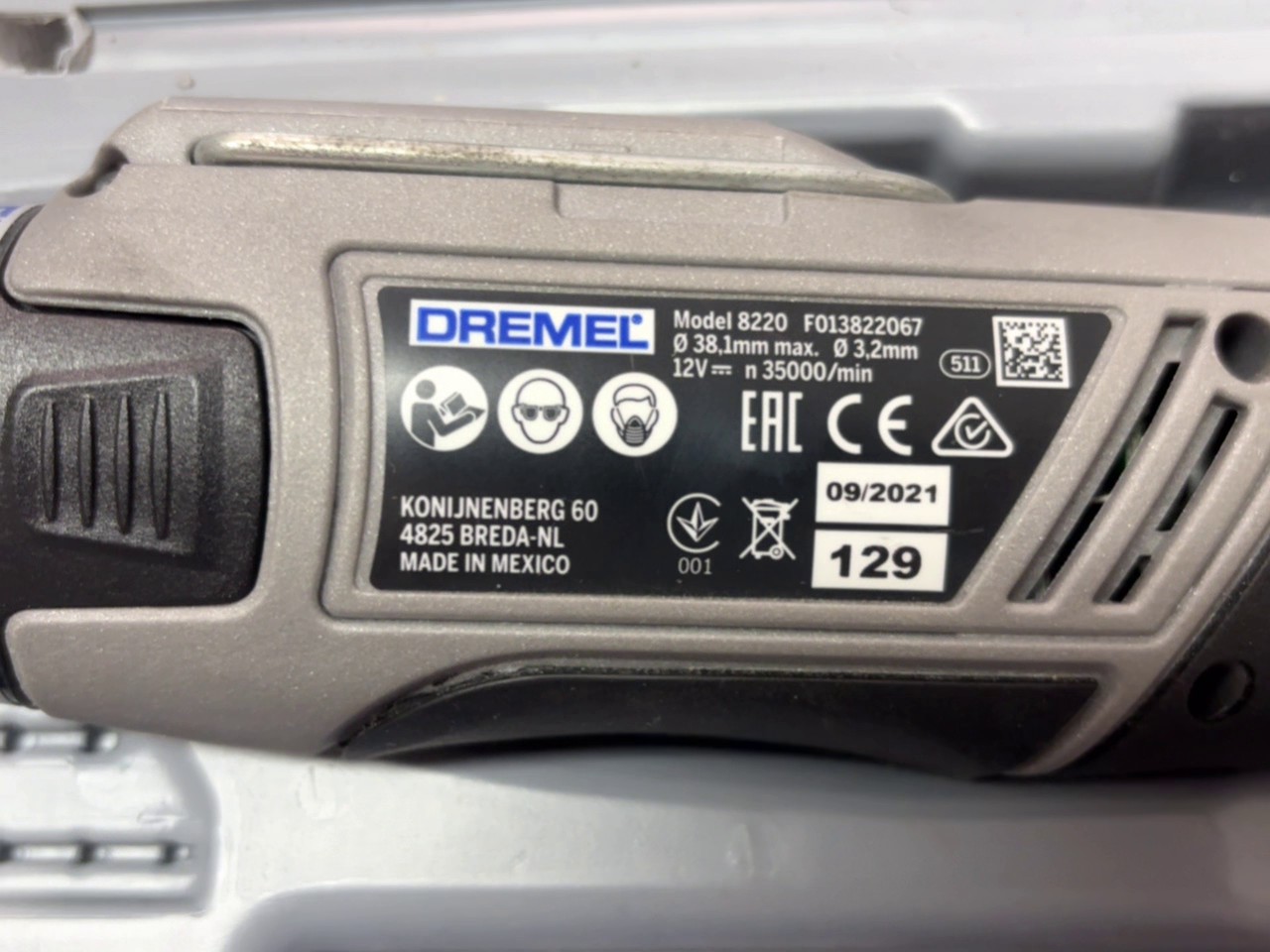Dremel 8220 Akku-Multifunktionswerkzeug, Kabelloses 12V Rotationswerkzeug inkl. Koffer, Ladegerät und Zubehörset, Baujahr 09 | 2021. | Zustand: Gut – Bild 2