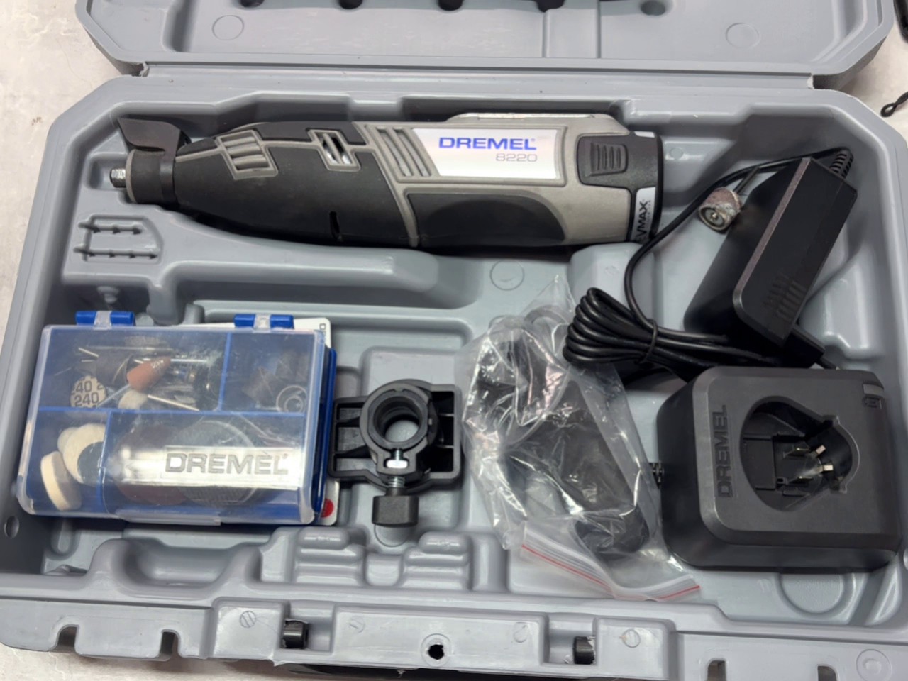 Dremel 8220 Akku-Multifunktionswerkzeug, Kabelloses 12V Rotationswerkzeug inkl. Koffer, Ladegerät und Zubehörset, Baujahr 09 | 2021. | Zustand: Gut – Bild 3